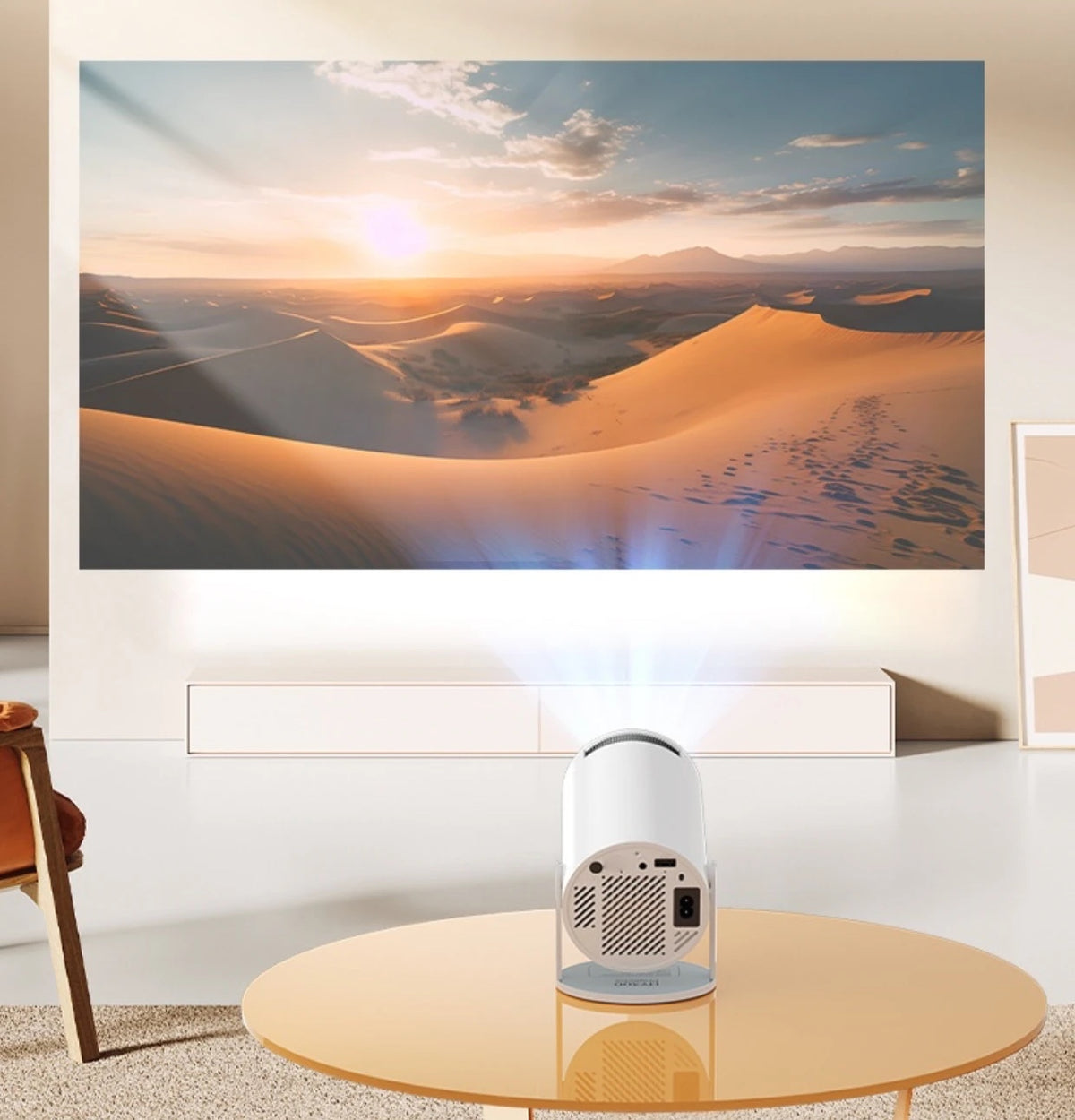 Proyector Smart View en el salón proyectando un desierto en la pared