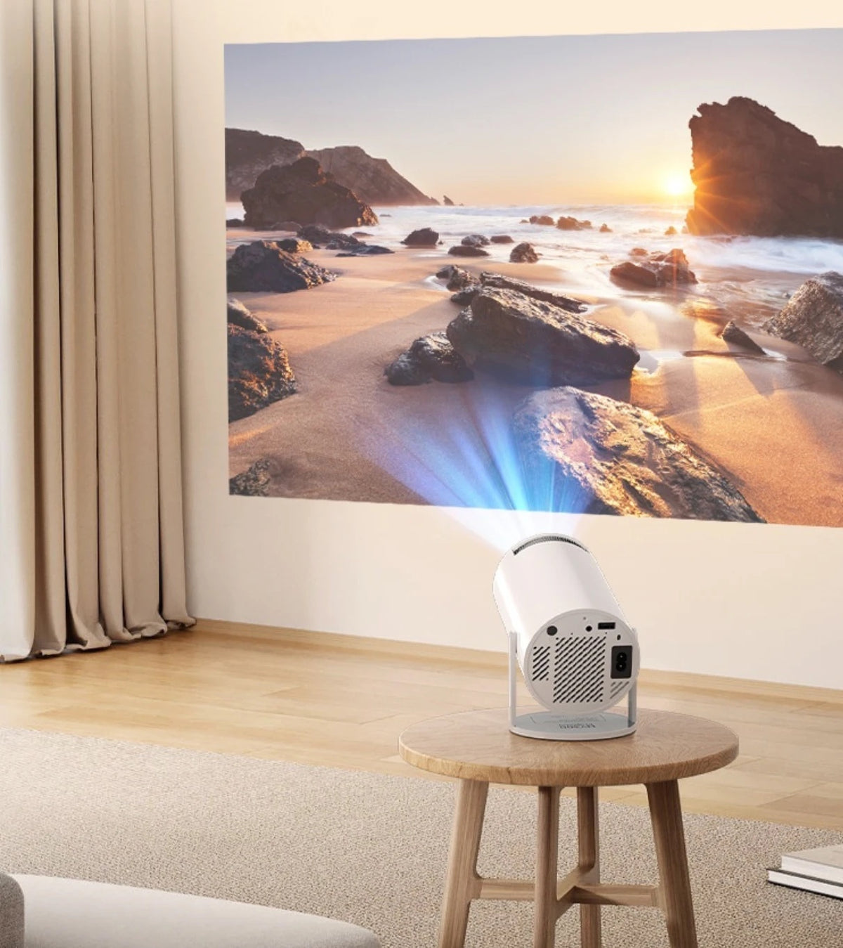 Proyector Smart View proyectando una playa a pantalla grande en casa