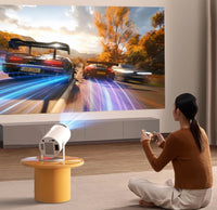 Chica jugando a un videojuego de coches en pantalla gigante con el proyector